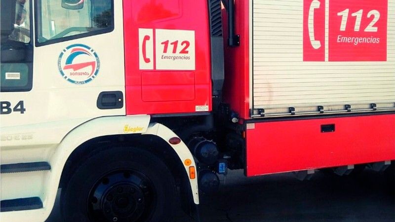 Cuatro camiones afectados en el incendio de un taller de automoción en un polígono de Cartaya