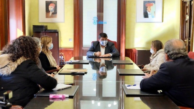 El alcalde recibe a los representantes de la Federación Empatía Huelva