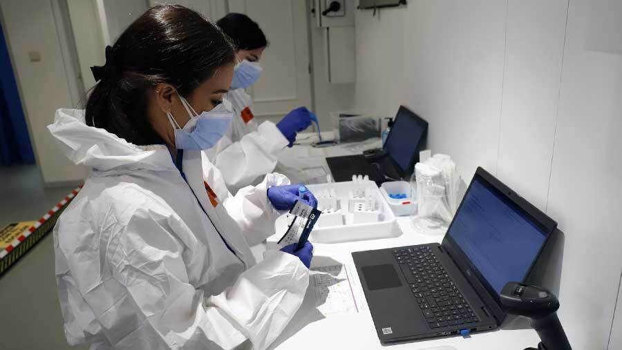 Los positivos por Covid vuelven a caer por debajo del centenar
