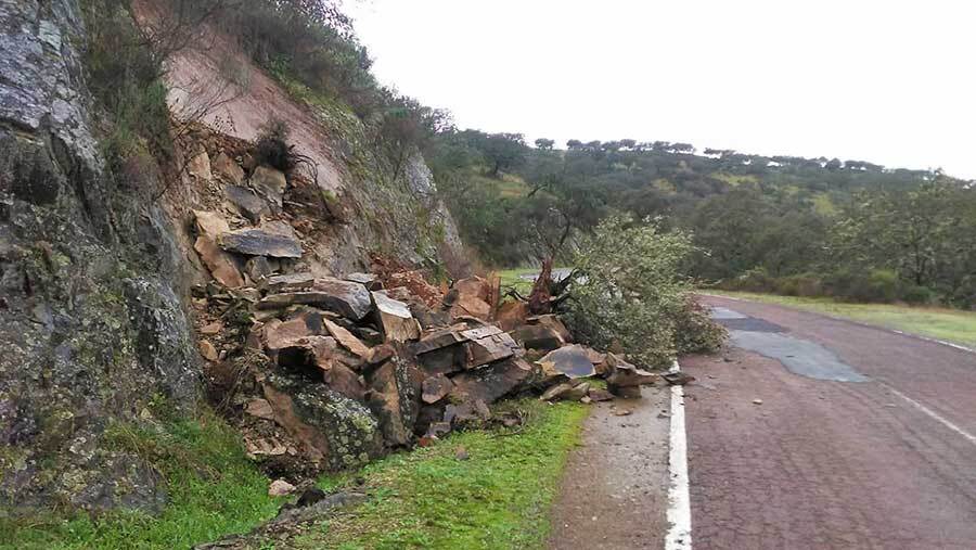 Un desprendimiento de piedras obstaculiza la carretera entre Encinasola y Cumbres de San Bartolomé