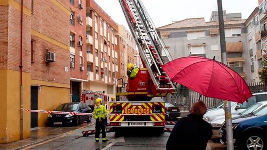 Una persona necesita atención sanitaria tras incendiarse su vivienda después de que se le quemara la comida