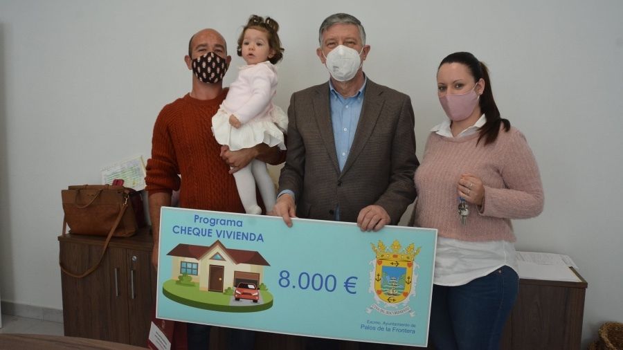 El alcalde de Palos entrega las llaves de su nuevo hogar a seis jóvenes familias