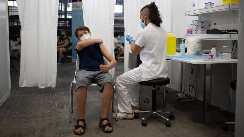 Andalucía abre este lunes las citas de vacunación a niños de nueve a 11 años, y los de cinco a ocho deberán esperar a enero