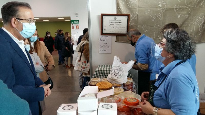 El primer mercado de queso artesano tras la pandemia se celebra en Aracena