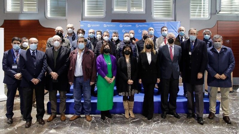 El Puerto de Huelva homenajea a nueve trabajadores jubilados y recuerda de forma especial a los dos compañeros fallecidos