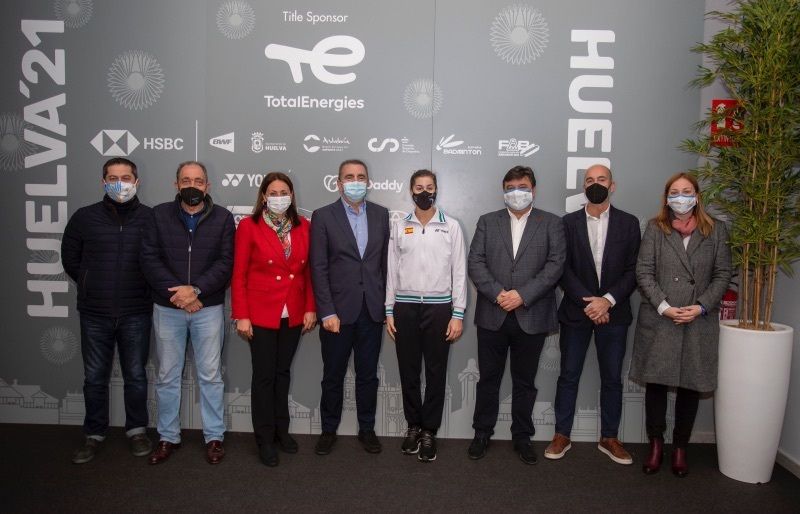 Carolina Marín aterriza sonriente en el Mundial de Huelva