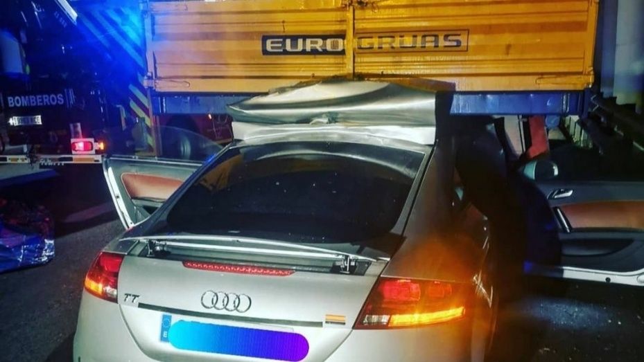 Heridos graves los pasajeros de un vehículo al quedar encajado bajo un camión con el que colisionó