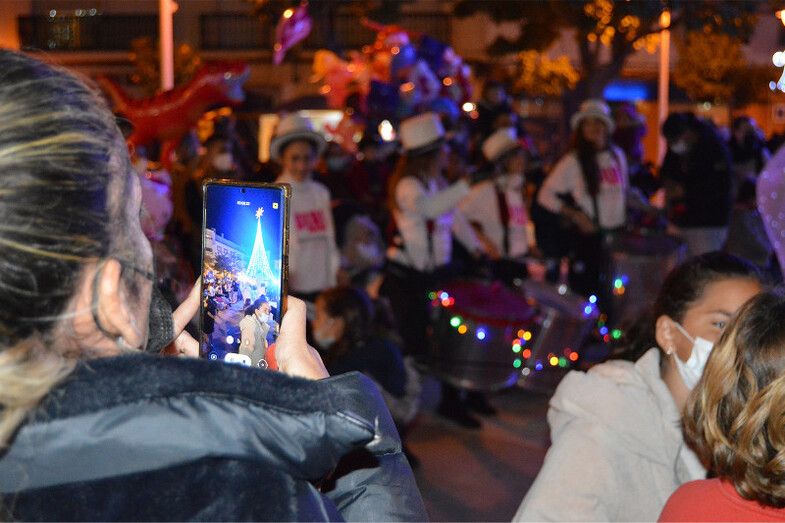 San Juan del Puerto da la bienvenida a la Navidad a ritmo de batucada