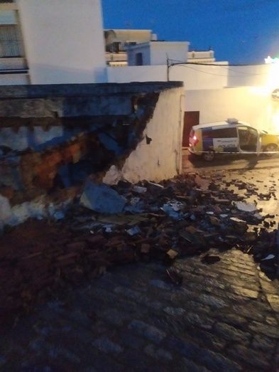 La lluvia, causa del desprendimiento del muro de una vivienda antigua en Ayamonte
