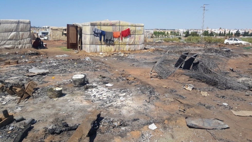 Cruz Roja atiende a una quincena de personas afectadas por el incendio en un asentamiento de Lepe