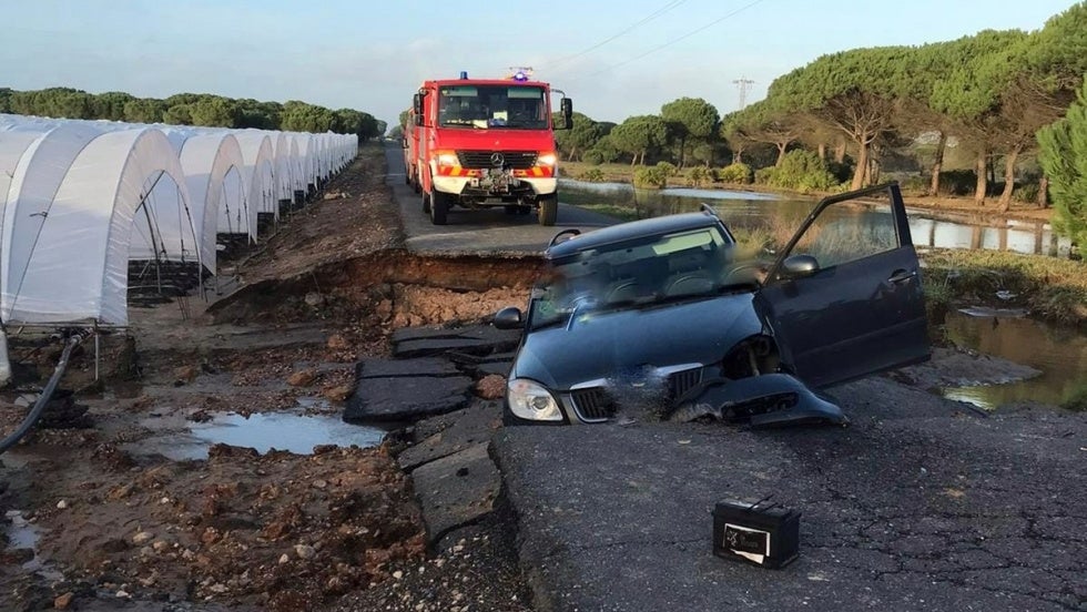 Un vehículo con su conductor se precipita en una zanja provocada por el desplome de la calzada debido a las lluvias