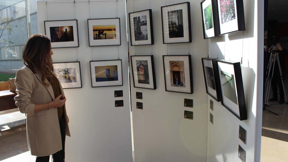 El alumnado de la Escuela de Fotografía de la UHU expone 'Simplifica'