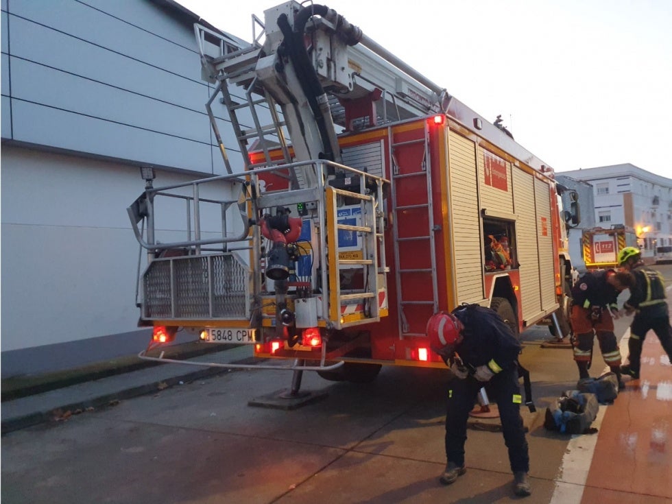 Bomberos intervienen en el desprendimiento del techo de un supermercado de Isla Cristina