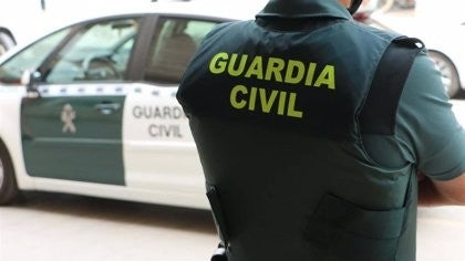Trasladan al hospital a un anciano de 94 años que quedó atrapado en su vehículo tras salirse de la vía en Valverde del Camino
