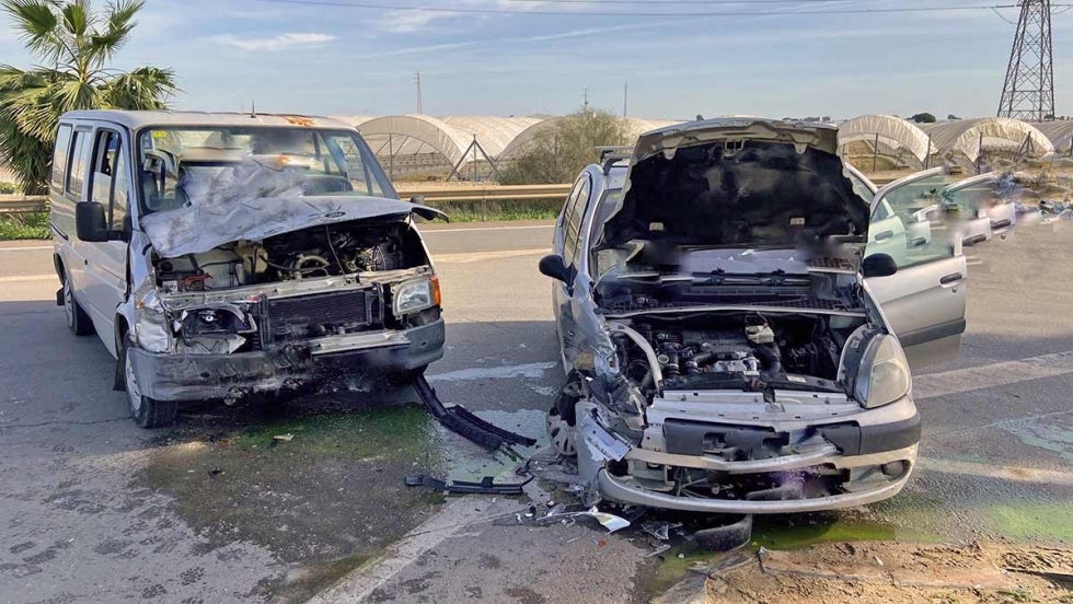 Dos hospitalizados tras sufrir un accidente en un cruce entre Palos y Mazagón