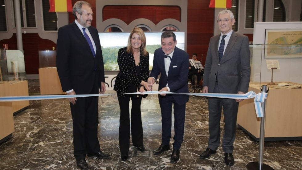 El Puerto de Huelva inaugura una exposición sobre ‘Colón, monumento a la Amistad con los Pueblos de América’
