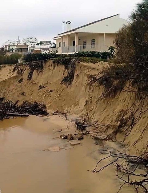 Los efectos del paso del temporal por Huelva: casas y pasarelas casi en el aire en El Portil