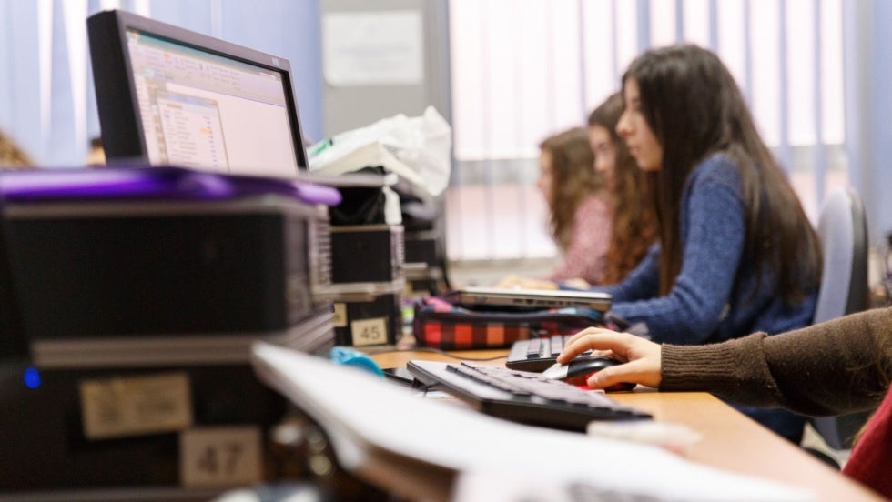 Últimos días para solicitar las becas de la Fundación Atlantic Copper para estudiantes de la UHU