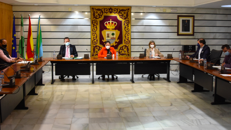 Punta Umbría volverá a votar si la alcaldesa debe responder con su patrimonio a la indemnización a la empresa de las torres