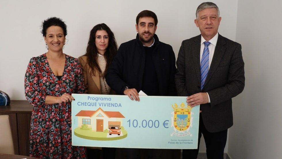 Dos parejas de Palos de la Frontera reciben 16.000 euros tras adquirir su nuevo hogar