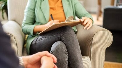 Cuándo acudir a un psiquiatra y cuándo a un psicólogo