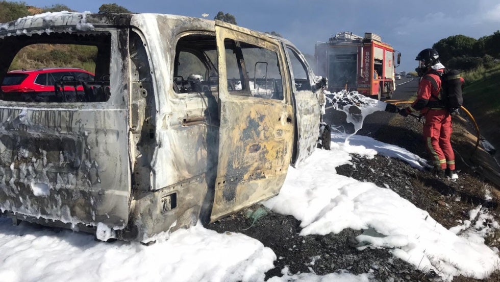 Sale ardiendo un vehículo en mitad de la A-49