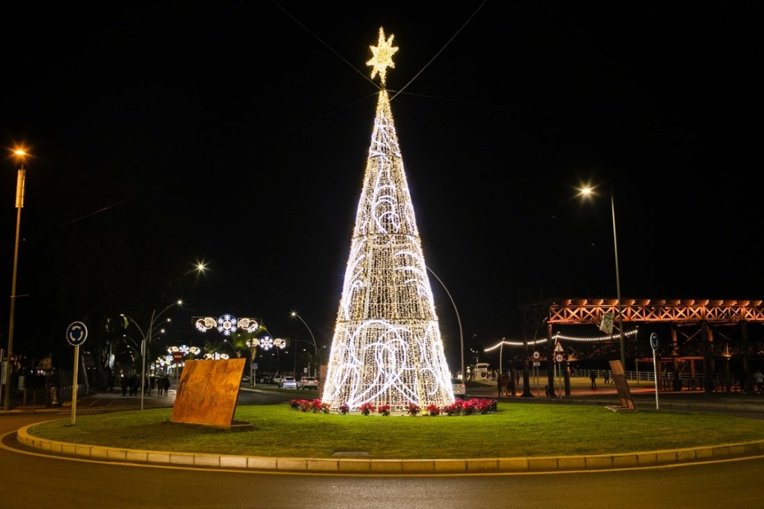El Puerto de Huelva luce alumbrado navideño desde la nueva lonja hasta la avenida Francisco Montenegro