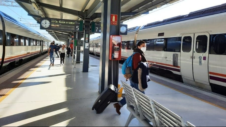 Los onubenses pueden adquirir ya los abonos gratuitos de Cercanías y Media Distancia de Renfe 