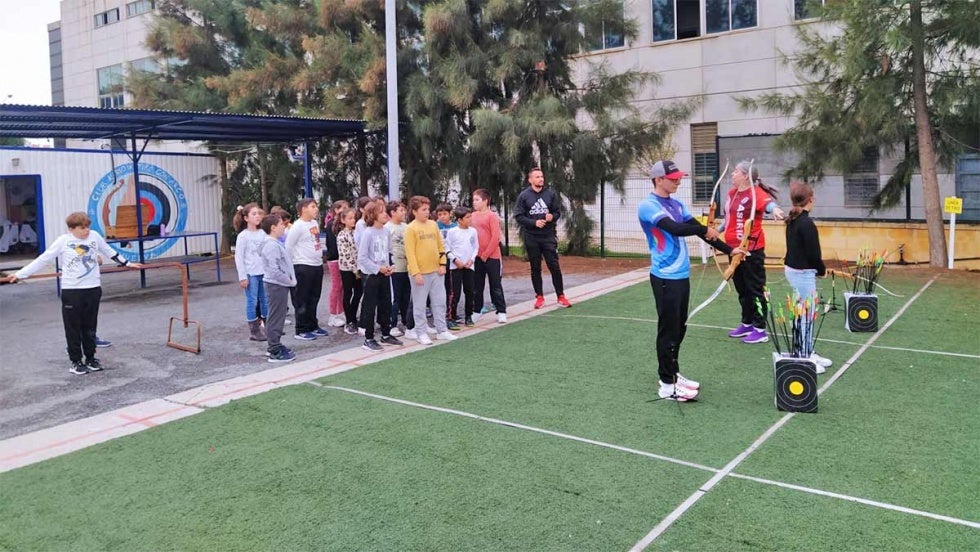 Unos 2.000 menores de la provincia participan en el taller de atletismo y tiro con arco y en el programa ‘Las Ajemates’ de la Diputación