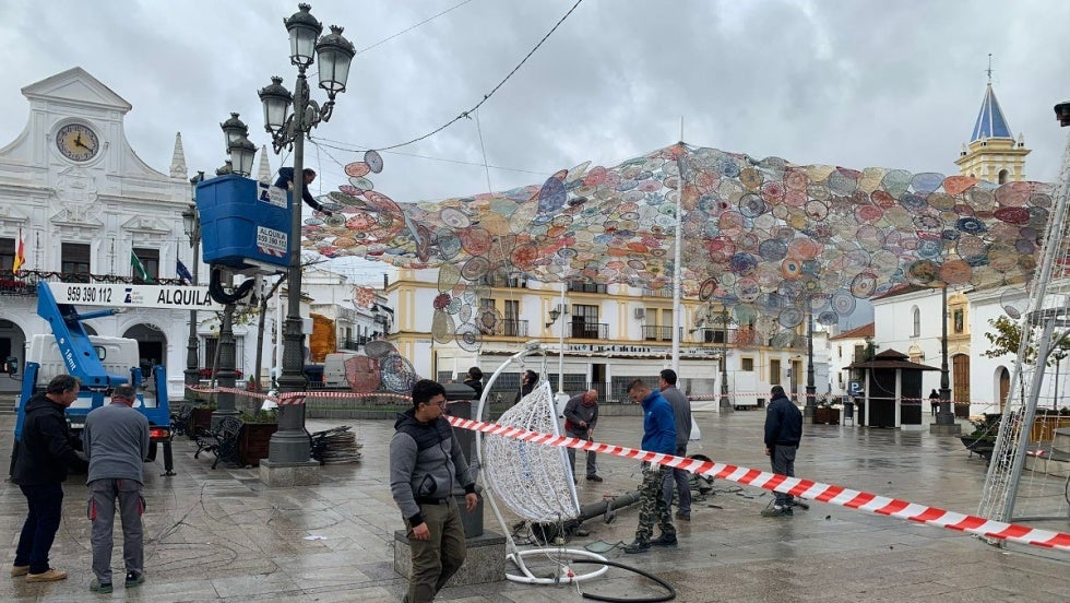 El temporal de viento causa desperfectos en una farola y en el alumbrado navideño de la Plaza Redonda de Cartaya