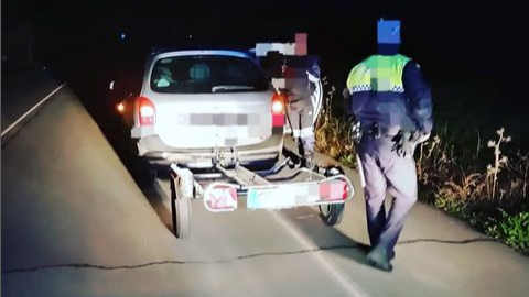 Trata de evitar la multa intercambiándose con otro pasajero del vehículo que conducía