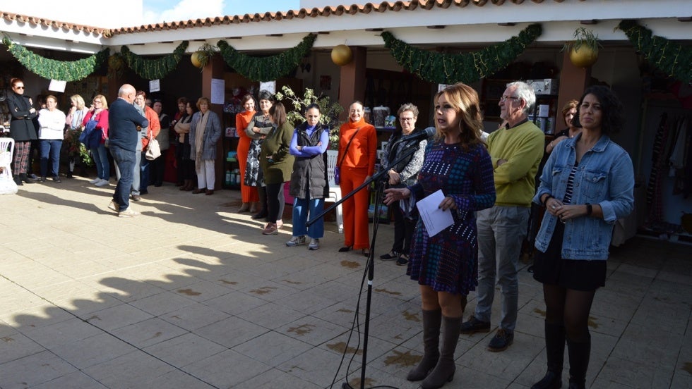 El mercado navideño de San Juan ocupa con 12 puestos el patio del Ayuntamiento