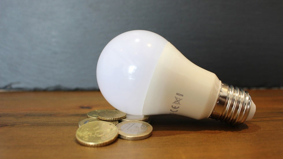 Recibe una factura de luz 20 veces superior a su consumo real en su vivienda de Matalascañas: querían cobrarle 1.275 euros