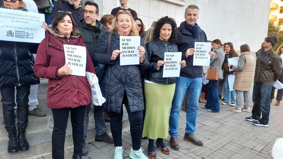 CSIF se concentra para denunciar la falta de medios y la vulneración del derecho de negociación colectiva en Justicia