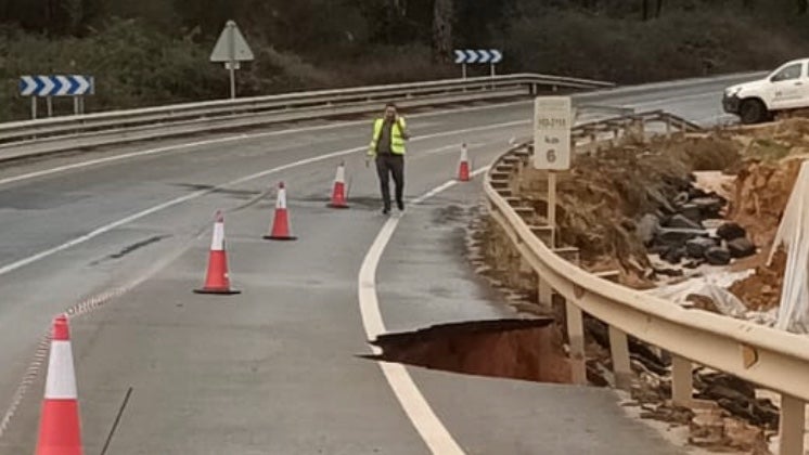 Cortan al tráfico un tramo de la carretera que une Moguer con El Rocío por el deslizamiento de un talud
