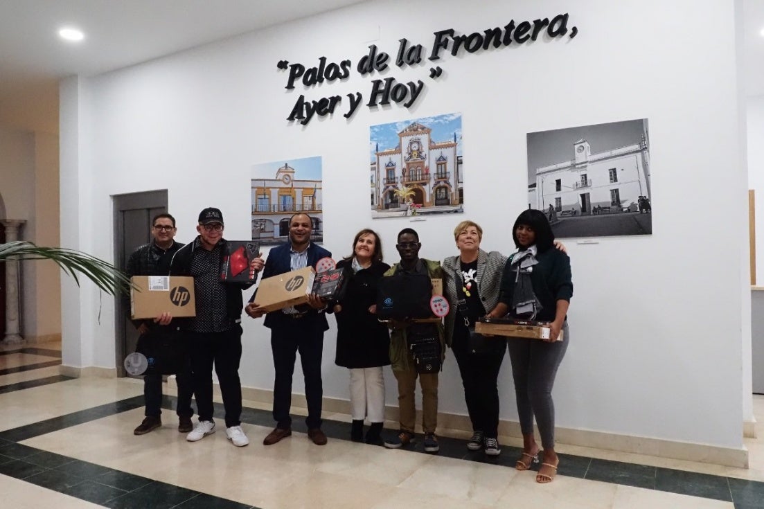 El Ayuntamiento de Palos dota con equipos informáticos a tres estudiantes cameruneses y su profesor