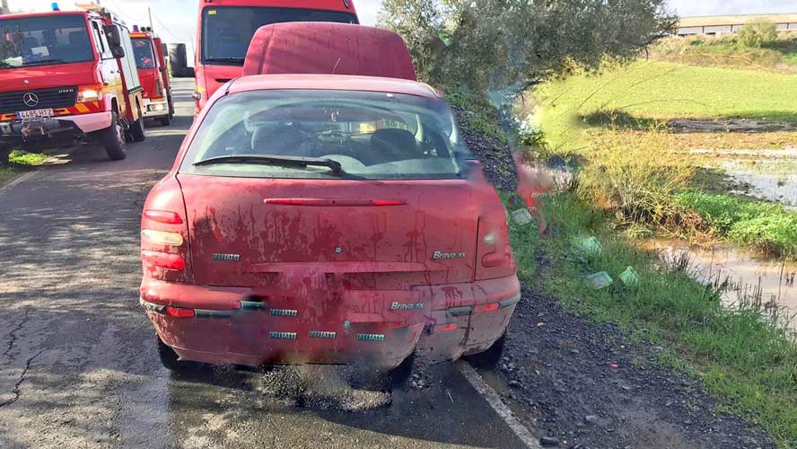 Salvan a una persona que trató de cruzar un arroyo desbordado en Gibraleón