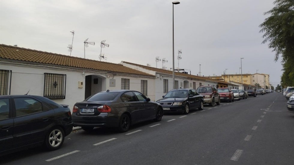 Aparece el cadáver de una mujer esta madrugada en la calle Río Turia de la barriada Pérez Cubillas