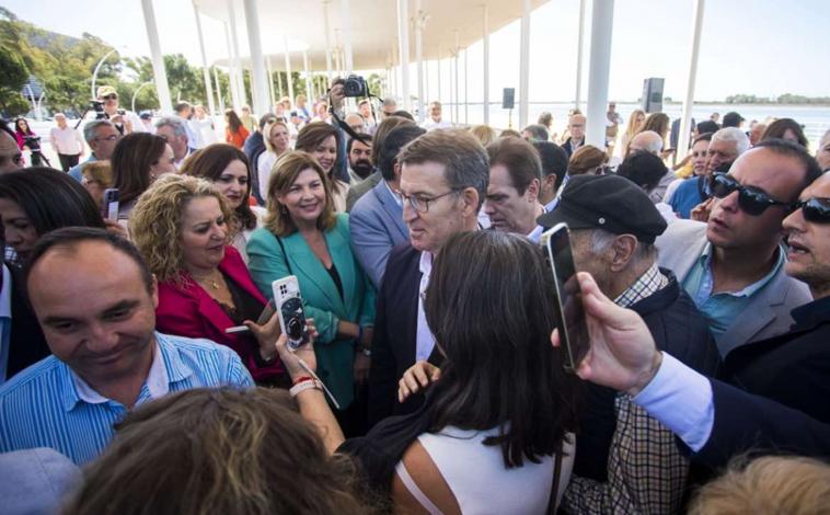 Imagen principal - Alberto Núñez Feijoó se dio en Huelva un baño de masas junto al Paseo de la Rïa 