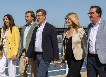 Imagen secundaria 1 - Alberto Núñez Feijoó se dio en Huelva un baño de masas junto al Paseo de la Rïa 