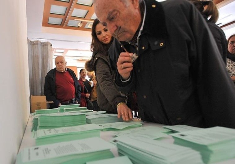 Foto de archivo de las papeletas en un colegio electoral