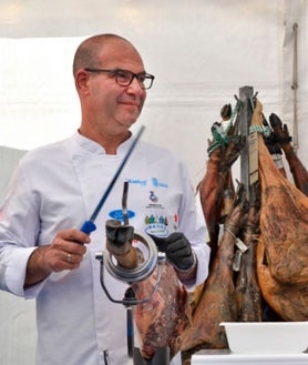 Imagen secundaria 2 - El cortador de jamón sanjuanero recibió el cariño de toda Huelva tras su intento de récord Guiness cortando jamón. 