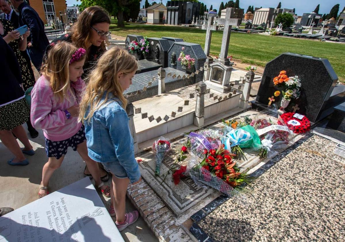 Las flores no han faltado hoy sobre la lápida de Martin