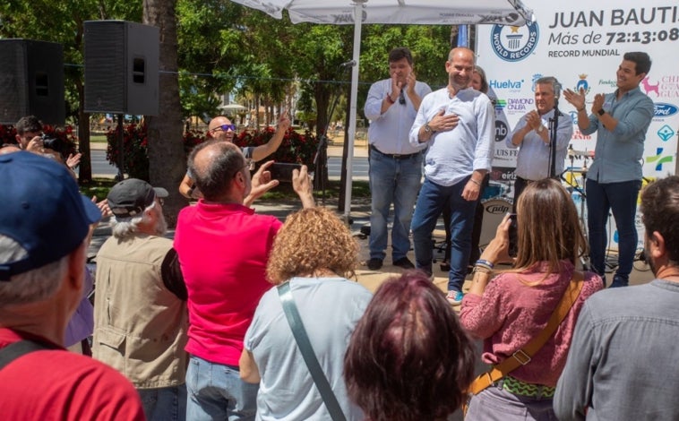 Imagen principal - El cortador de jamón sanjuanero recibió el cariño de toda Huelva tras su intento de récord Guiness cortando jamón. 