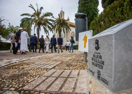 Imagen secundaria 1 - El recuerdo a este héroe anónimo de la II Guerra Mundial estuvo muy presente este domingo en el cementerio de La Soledad