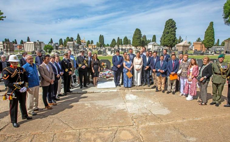 Imagen principal - El recuerdo a este héroe anónimo de la II Guerra Mundial estuvo muy presente este domingo en el cementerio de La Soledad