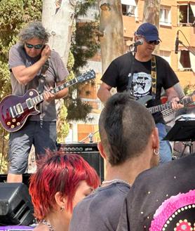 Imagen secundaria 2 - Como viene ocurriendo en las últimas convocatorias, UGT y CCOO marcharon en solitario en la capital. La CGT optó por una fiesta en el parque de Zafra y el Sindicato Unitario reunió a unas 80 personas