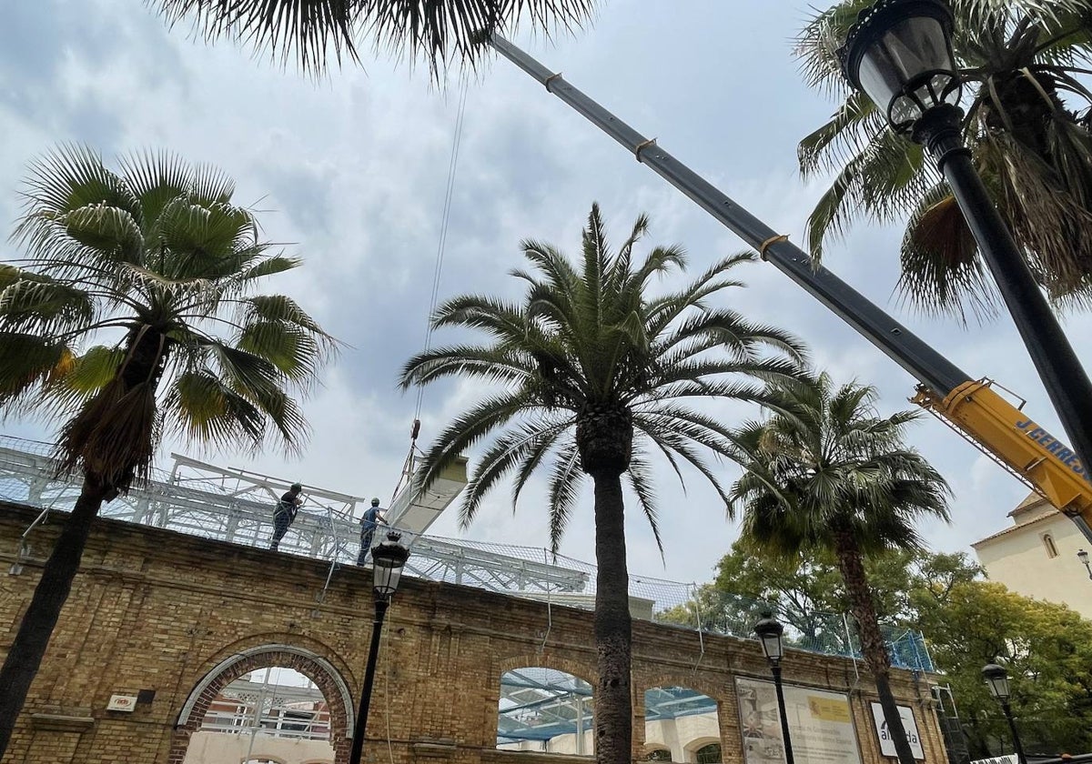 Instalación de la cubierta en el antiguo cuartel de Santa Fe