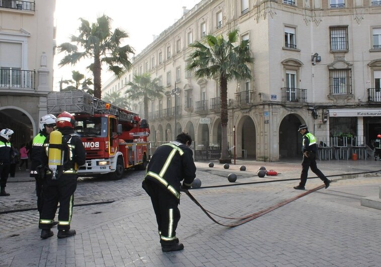 Efectivos de bomberos y policías en Huelva capital