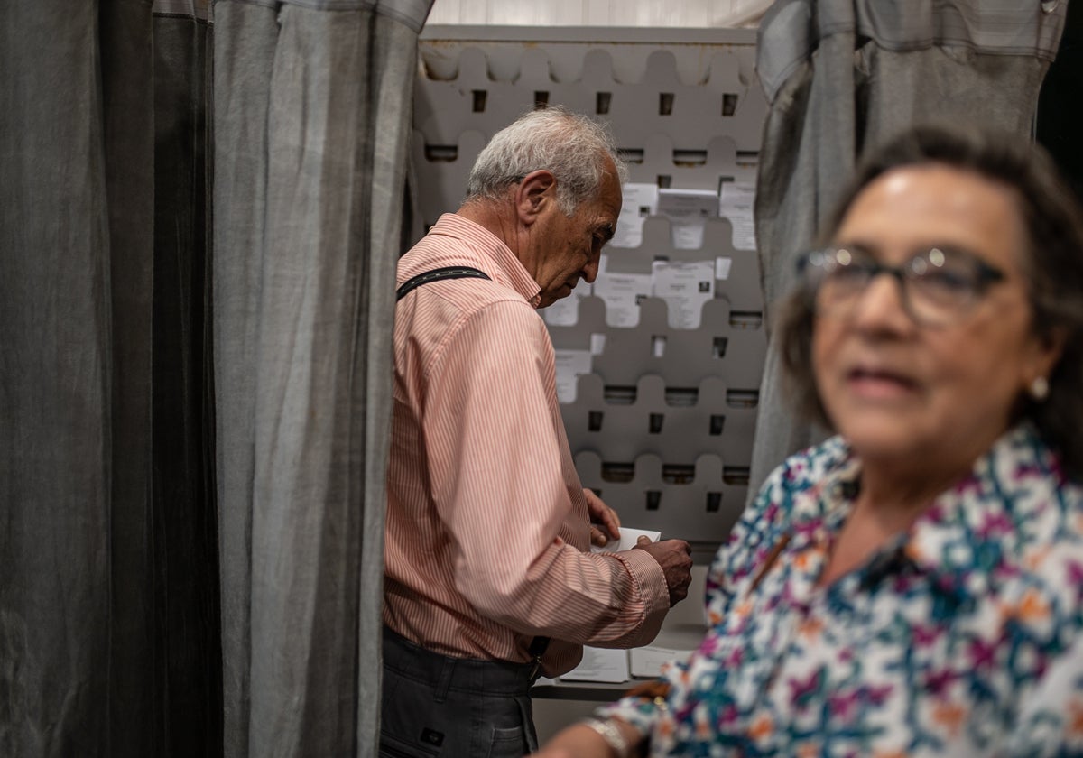 Onubenses votando este domingo en un colegio electoral de Huelva